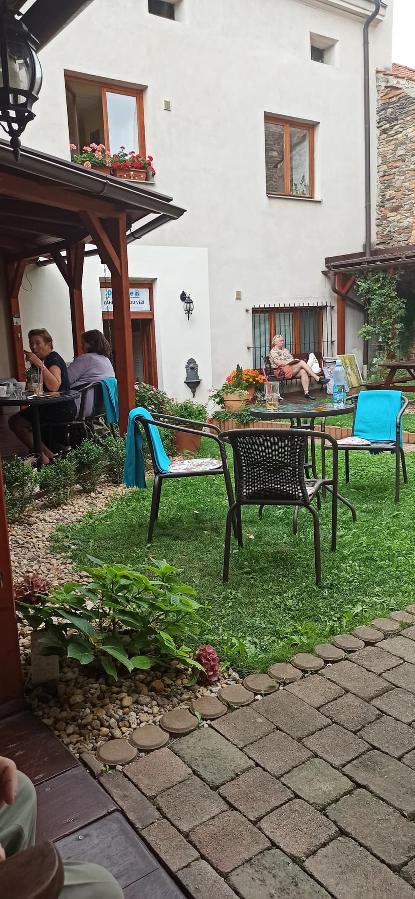 Kavárna v Zahrádce pod věží 10