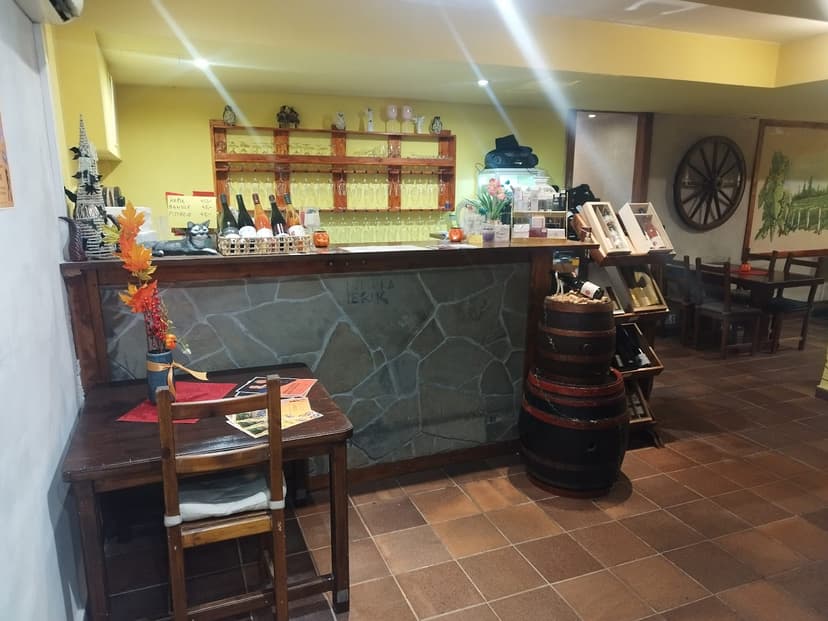 Vinárna s galerií U Lucifera 7