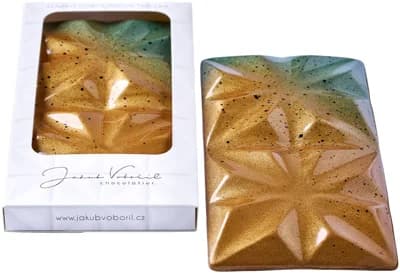 Jakub Vobořil chocolatier Plněná tabulka z mléčné čokolády s náplní z karamelizované čokolády a sušenek