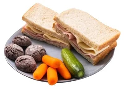 Svačinka s vepřovou šunkou, sýrem, sušenkami a zeleninou