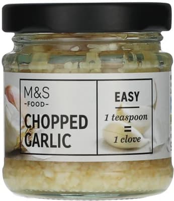 Marks & Spencer Nasekaný česnek v bílém vinném octě