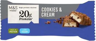 Marks & Spencer Proteinová tyčinka s příchutí sušenek se smetanou máčená v mléčné čokoládě s přidaným sladidlem