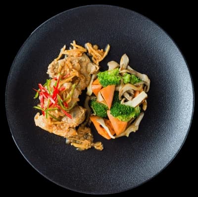 Balanced food Dušené kuře na zázvoru, pečené batáty s hlívou ústřičnou a brokolicí ze Zátiší