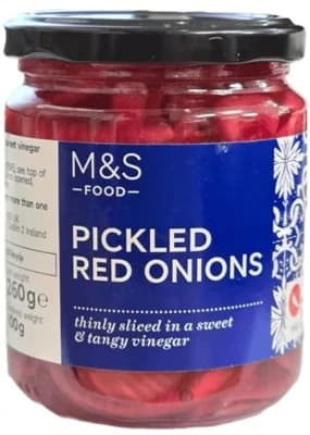 Marks & Spencer Krájená červená cibule nakládaná ve sladkokyselém kořeněném nálevu
