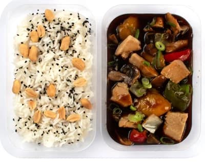 Cibule Bistro #rostlinně Kung Pao, jasmínová rýže, arašídy, sezam