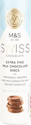 Marks & Spencer Kolečka ze švýcarské mléčné čokolády s mletými lískovými ořechy