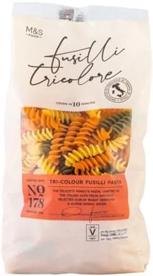 Marks & Spencer Tříbarevné sušené semolinové těstoviny fusilli s rajčaty a se špenátem