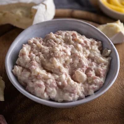 Authentic Hermelínová pomazánka se salámem