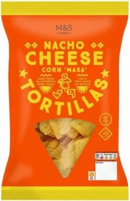 Marks & Spencer Kukuřičné tortillové lupínky s příchutí sýru nacho, se sušeným čedarem, smetanou a červenou paprikou