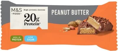 Marks & Spencer Proteinová tyčinka s příchutí arašídového krému máčená v mléčné čokoládě s přidaným sladidlem