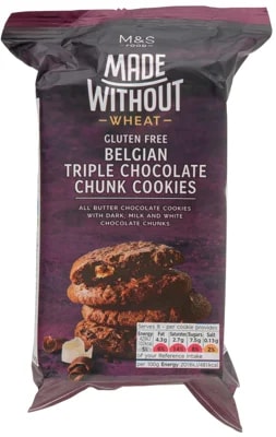 Marks & Spencer Bezlepkové čokoládové máslové sušenky s kousky mléčné, bílé a hořké čokolády