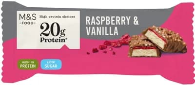 Marks & Spencer Proteinová tyčinka s malinovou a vanilkovou příchutí máčená v mléčné čokoládě s přidaným sladidlem