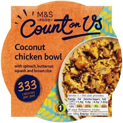 Marks & Spencer Kousky kuřecího masa s dýní a špenátem v kokosové kari omáčce s hnědou rýží Basmati