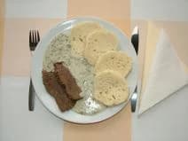 Omáčka koprová, maso hovězí vařené, knedlík houskový