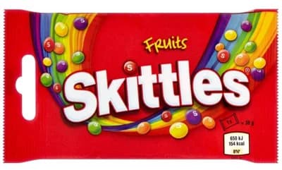 Skittles Fruits žvýkací bonbóny v křupavé krustě s ovocnými příchutěmi