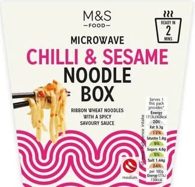 Marks & Spencer Pšeničné nudle se zeleninovou omáčkou s chilli a sezamem