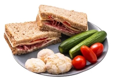 Svačinka se salámem, sýrem, sušenkami a zeleninou